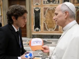 Proyecto rosarino de la Liga Comunitaria de Fútbol llegó al Papa León XIV