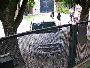 Robo a tres adolescentes en Granadero Baigorria: motochorros armados las asaltaron en plena tarde