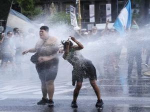 Protestas e incidentes frente al Congreso durante el tratamiento de la reforma laboral