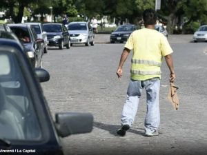 Avanza un proyecto provincial para prohibir los cuidacoches: Rosario en el centro del debate