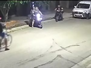Tres delincuentes en bicicleta balearon a una joven para robarle la moto en la zona Sur de Rosario