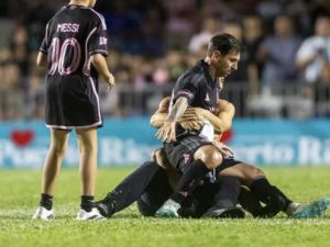 El insólito episodio de Lionel Messi en Puerto Rico: un hincha invadió la cancha y lo tiró al piso