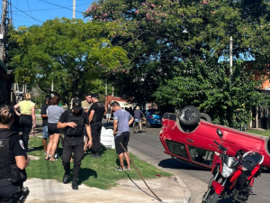 Siniestro vial en Cambell y La Paz: un vehículo volcó tras un fuerte impacto