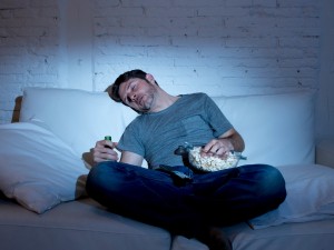 Dormir con la televisión encendida altera el sueño y aumenta riesgos de salud