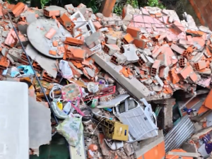 Se les derrumbó el techo del departamento tras el temporal