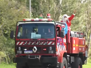 Papá Noel recorrió Funes en la tradicional "Caravana de los deseos"
