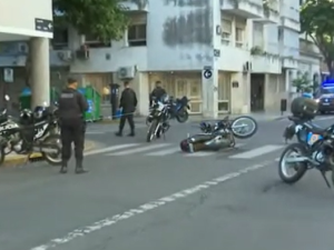 Un auto chocó a un policía motorizado en Laprida y Zeballos