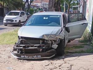 Una adolescente de 15 años dobló, chocó y se subió a la vereda
