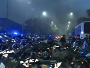 Conflicto policial en Rosario: el Gobierno insiste en el diálogo mientras se agrava la protesta frente a Jefatura