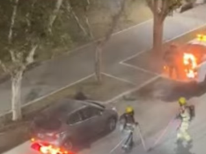 Secuestraron su moto en un control y la prendió fuego sobre un móvil municipal