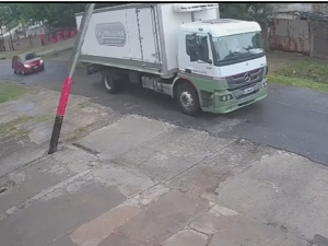 Temporal en zona oeste: un camión terminó de derribar una columna