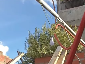 La tormenta les voló el techo de la casa y quedaron a la intemperie