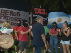 Policías volvieron a reclamar frente a Jefatura