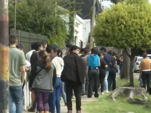 Villa Gobernador Gálvez: más de 600 personas hicieron fila por 40 puestos de trabajo