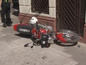 Choque entre un auto y una moto: el casco del motociclista se partió producto del impacto