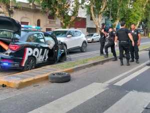 Choque en Pellegrini y San Nicolás: un patrullero terminó impactando contra dos autos