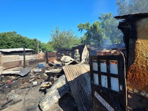 Un incendio de gran magnitud destruyó tres viviendas: las familias sufrieron pérdidas totales