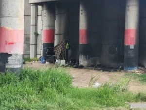 Prendieron fuego a un hombre en situación de calle: terminó con el 70% del cuerpo quemado