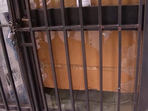 Barretearon la reja, rompieron la vidriera y entraron a robar un kiosco en pleno Barrio Martín