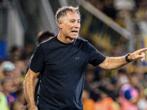 Ariel Holan dejó de ser el director técnico de Rosario Central