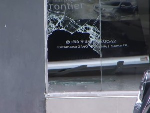 Intento de robo en una concesionaria de Pichincha: rompieron el vidrio y el tablero eléctrico