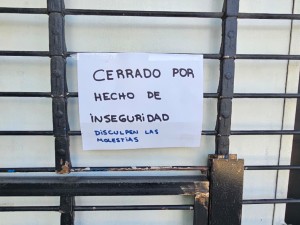 Robo y destrozos en un local de pagos: rompieron vidrios y cerraduras