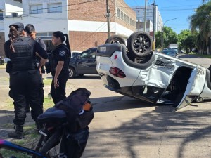 Fuerte siniestro vial en España y Gaboto: un auto volcó producto del impacto
