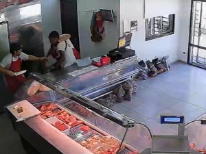 Entró a robar y los comerciantes lo redujeron con un cuchillo de carnicería