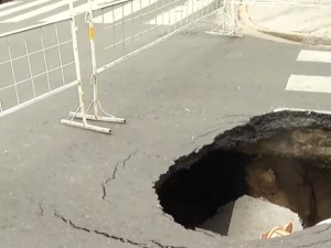 Se hundió el pavimento y se produjo un profundo pozo en San Lorenzo y Maipú