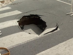 Se hundió el pavimento y se produjo un profundo pozo en San Lorenzo y Maipú