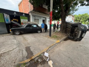 Choque y vuelco en Gaboto y Corrientes