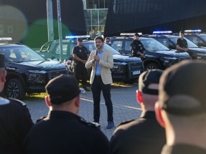 Se entregaron 190 camionetas adaptadas para el patrullaje