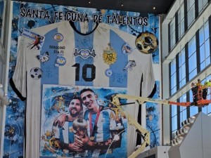 Messi y Di María, el megamural de las estrellas rosarinas en la reinauguración del aeropuerto