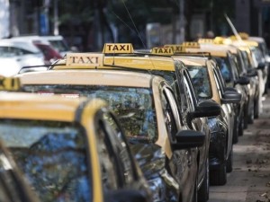Fin de año con taxis en la calle, pero sin capacidad para absorber la demanda