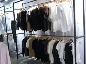 Violento robo en un local de ropa: delincuentes amenazaron al empleado con un cuchillo y lo maniataron