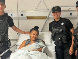 Policías asistieron un parto en un patrullero durante las primeras horas del 2026