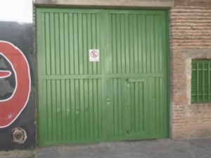 Escruche y destrozos en una cochera: violentaron el portón para ingresar