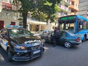 Fuerte siniestro vial entre un auto y un colectivo en Avenida Francia