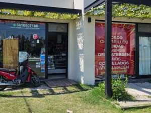 Robaron un comercio en Alvear: rompieron la vidriera con una camioneta y huyeron