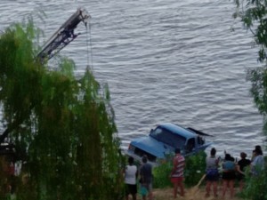 Fray Luis Beltrán: una camioneta cayó al río mientras intentaba descender una embarcación