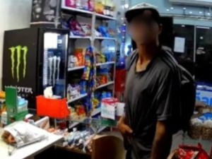 Fingió ser cliente y robó a mano armada en un minimarket