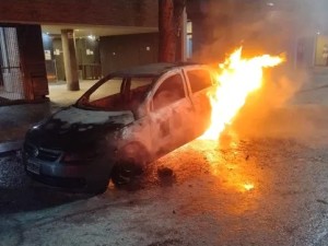 Se prendió fuego un auto estacionado en la vía pública