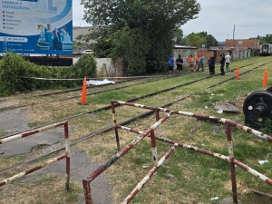 Murió un hombre al ser atropellado por un tren: habría cruzado las vías con las barreras bajas
