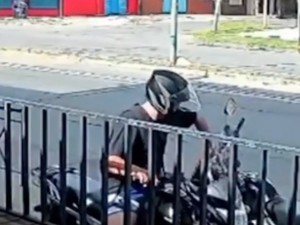 Robó el espejo de una moto idéntica a la suya: quedó registrado por las cámaras de seguridad