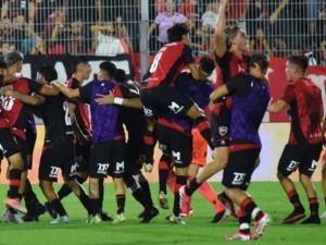 Newell’s frenó la caída con un empate sobre la hora ante Independiente