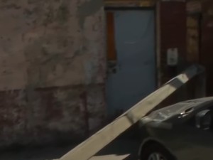 Una columna cayó sobre dos autos: la habría tumbado el conductor de un camión que se dio a la fuga