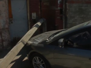 Una columna cayó sobre dos autos: la habría tumbado el conductor de un camión que se dio a la fuga