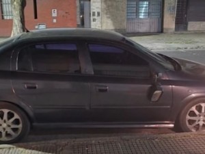 Detuvieron a un hombre que rompía los espejos de los autos estacionados y robaba sus patentes