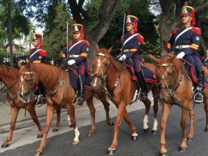 Granaderos a Caballo inician una marcha histórica desde Rosario hacia San Lorenzo