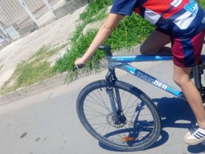 Tras fracasar en un intento de robo a un comercio, se llevó la bicicleta de una vivienda